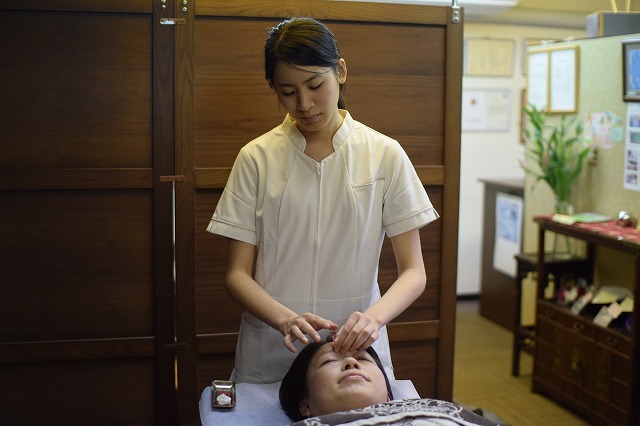 こめかみのコリにも美容鍼が効く